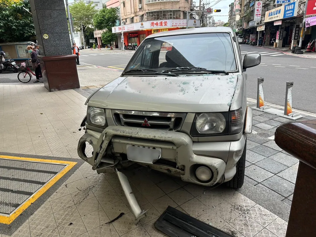 蘆洲一間超商今日清晨遭休旅車撞毀，玻璃大門全毀。（圖／警方提供）