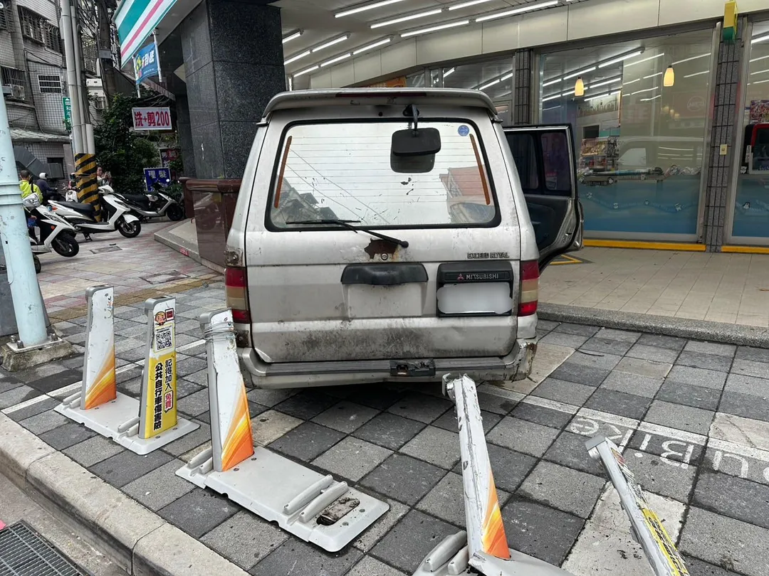 UBIKE站也被波及。（圖／警方提供）