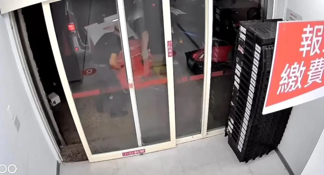 新竹兩名嫌犯大膽拆卸並搬走整台自助收銀機。(圖/警方提供)