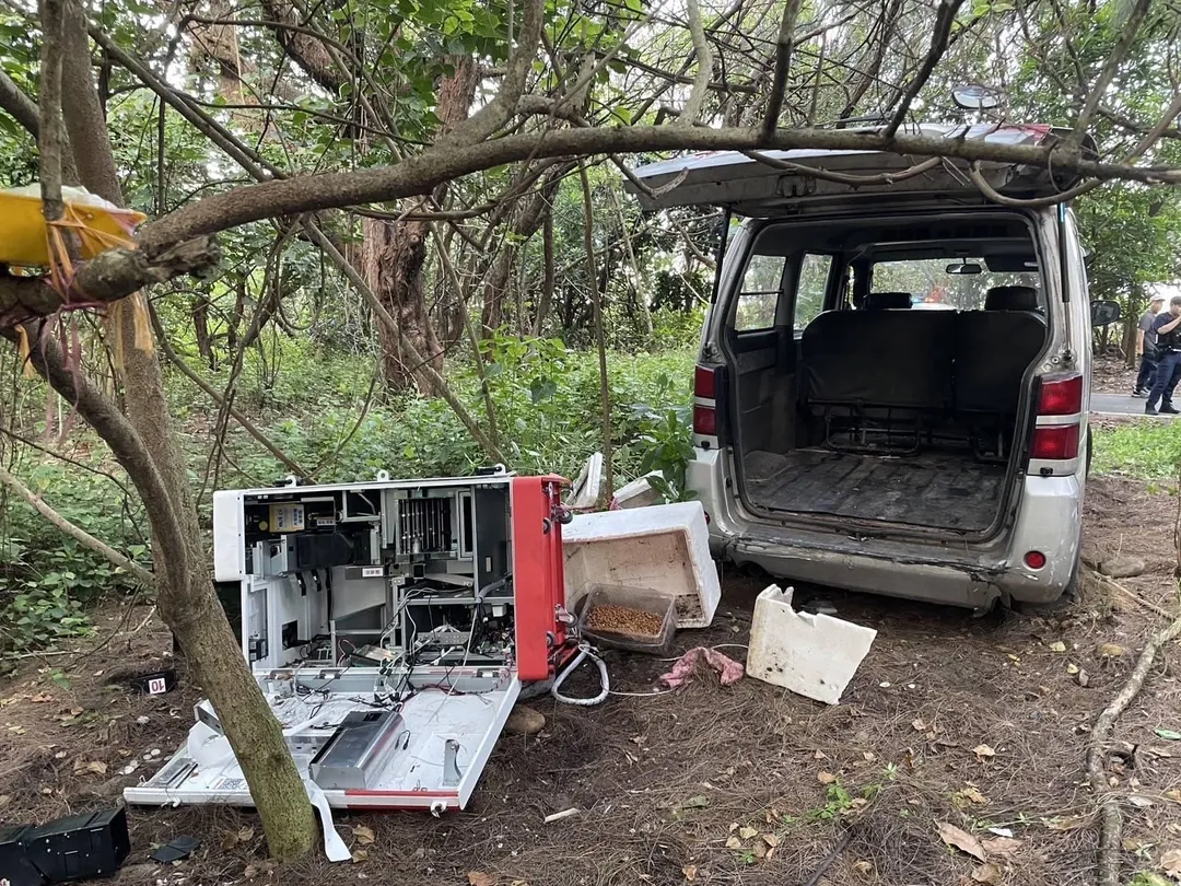 兩名嫌犯駕駛竊取的小貨車,以工具拆卸整台蝦皮智取機後搬上車輛,得手後將機器載往新豐海邊棄置於樹叢間,企圖湮滅證據。(圖/警方提供)
