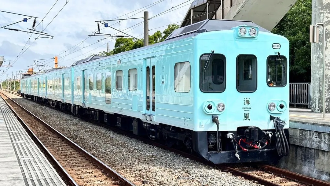 觀光列車海風號是台鐵以電聯車EMU500型打造,設計靈感源自台灣海洋,透露出靜謐而優雅的氛圍。(圖/台鐵公司官網)