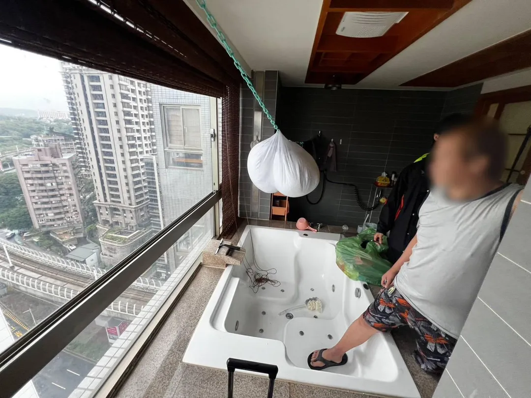 警方接獲後，鎖定某社區住戶蔡姓男子涉有重嫌，25日查獲蔡男並車上起出犯案用雷射筆。（圖／警方提供）