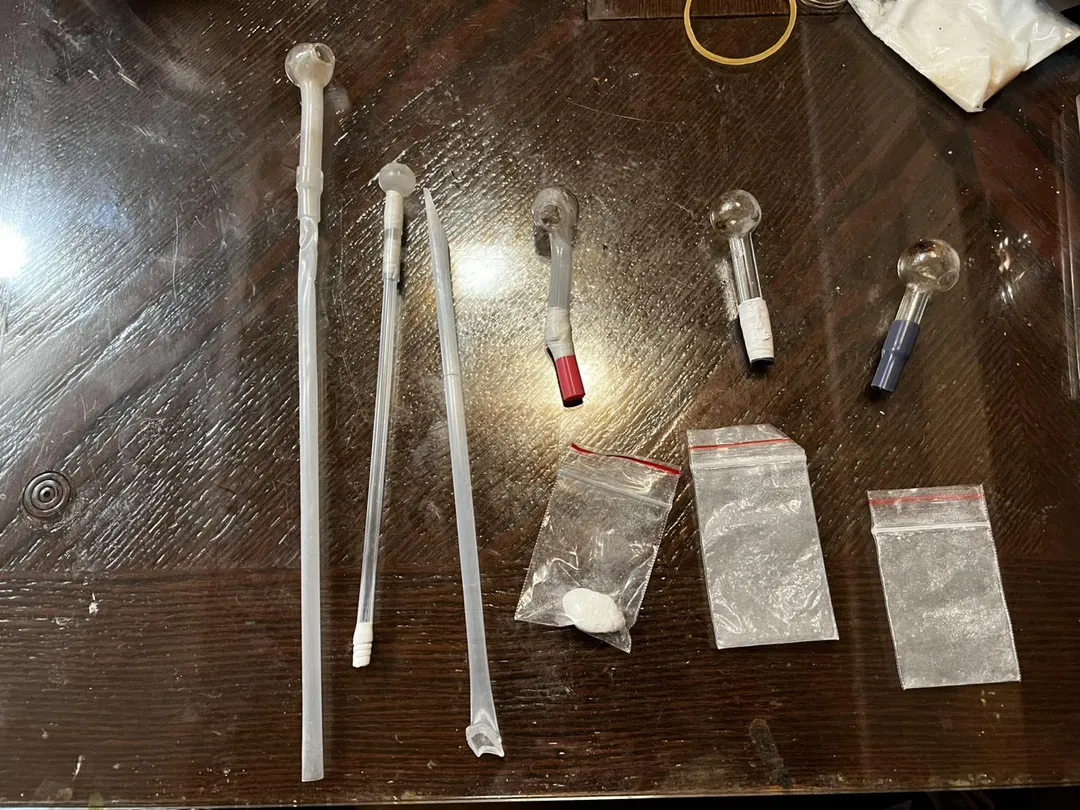 警方在蔡姓男子住處查獲海洛因毒品1包及吸食器等證物，逮捕蔡男及其王姓女友。（圖／警方提供）