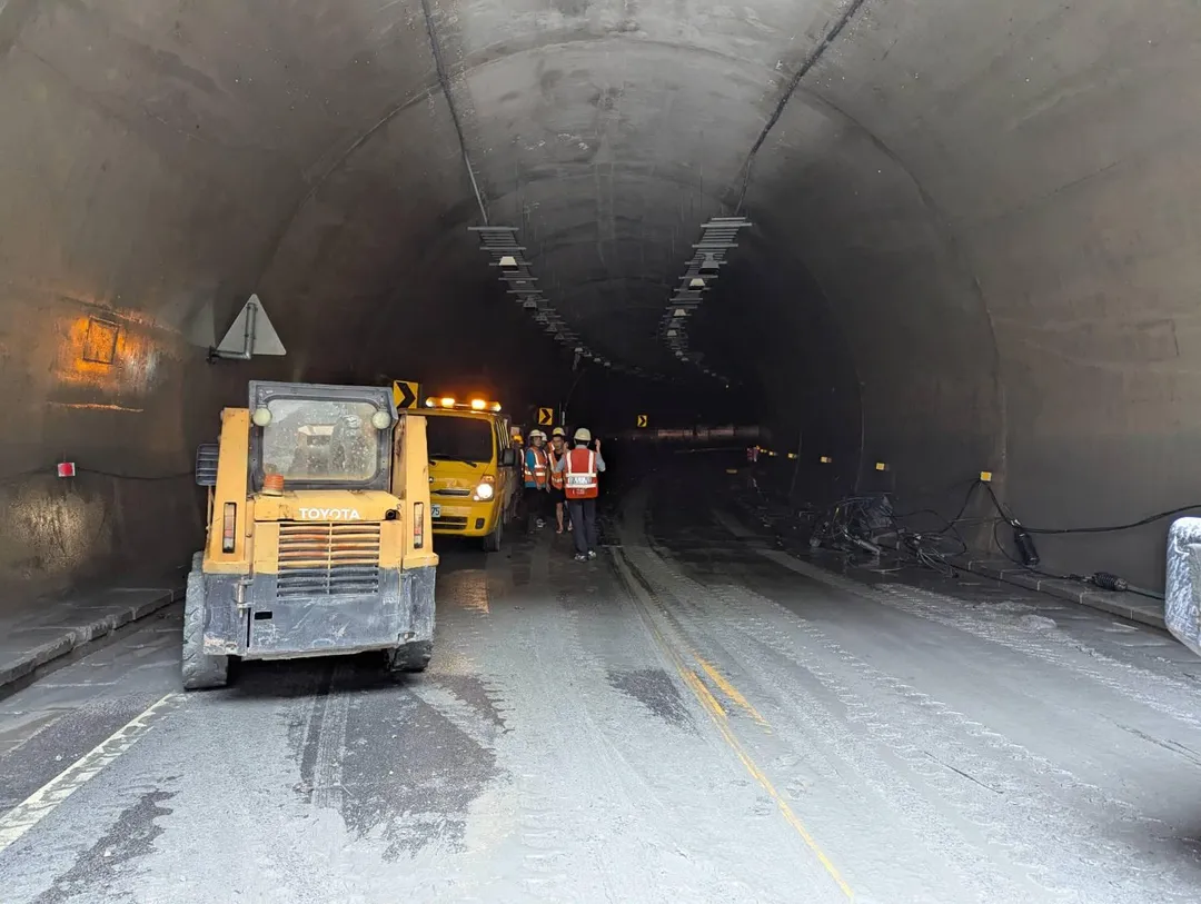 中橫公路台8縣天祥至太魯閣路段工程機具。（圖／交通部公路局）