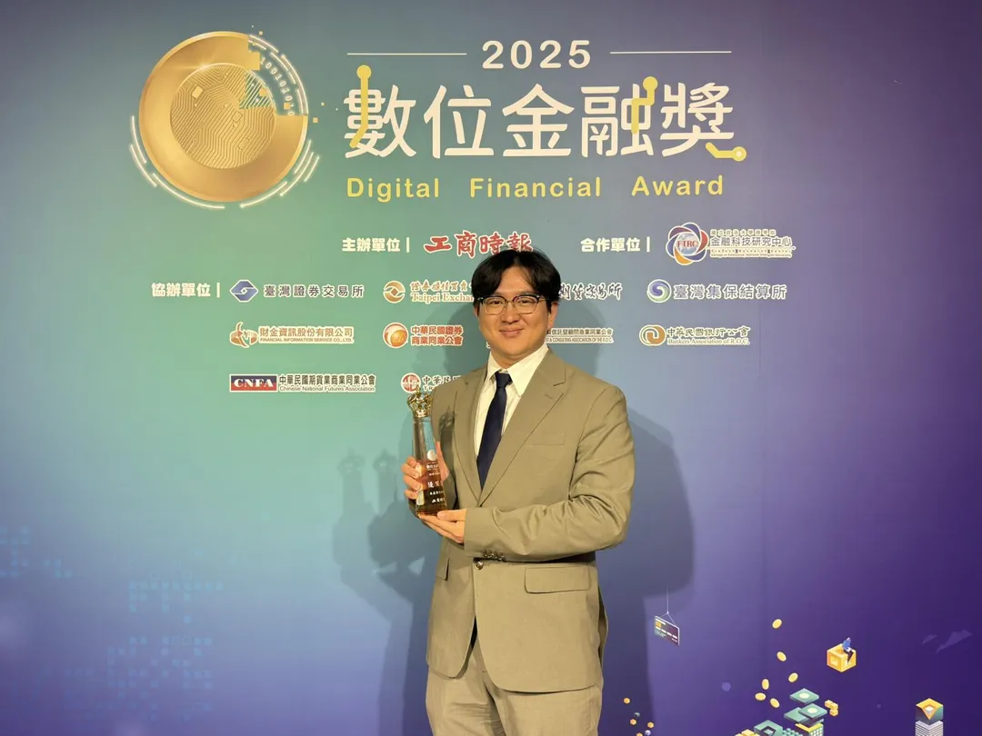 第五屆工商時報「數位金融獎」頒獎典禮於 10 月 28 日圓滿落幕，禾亞數位科技（HOYA BIT 加密貨幣交易所）憑藉具開創性的「永續虛擬資產金融平台」從中脫穎而出，由副總經理林逸騏代表領獎。（禾亞數科技提供）