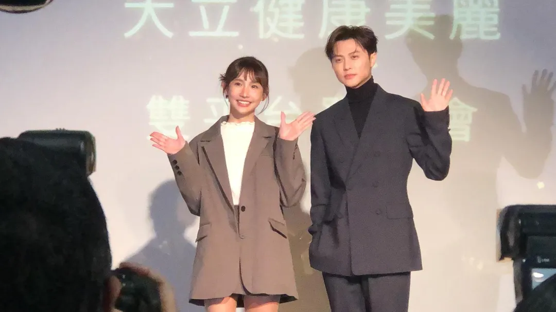 邱勝翊(右)曾找來粿粿(左)擔任美容平台代言人。(圖/記者郭竹倩 攝)