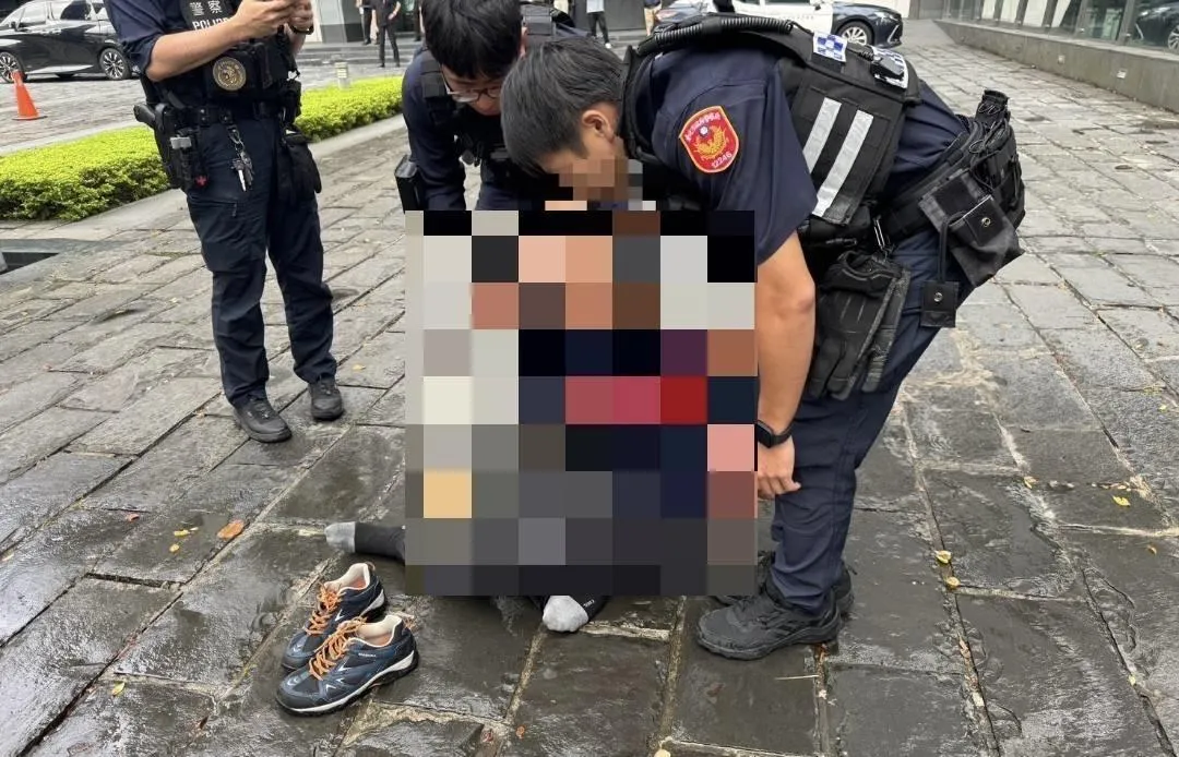 警方趁隙上前制伏男子。（圖／翻攝畫面）