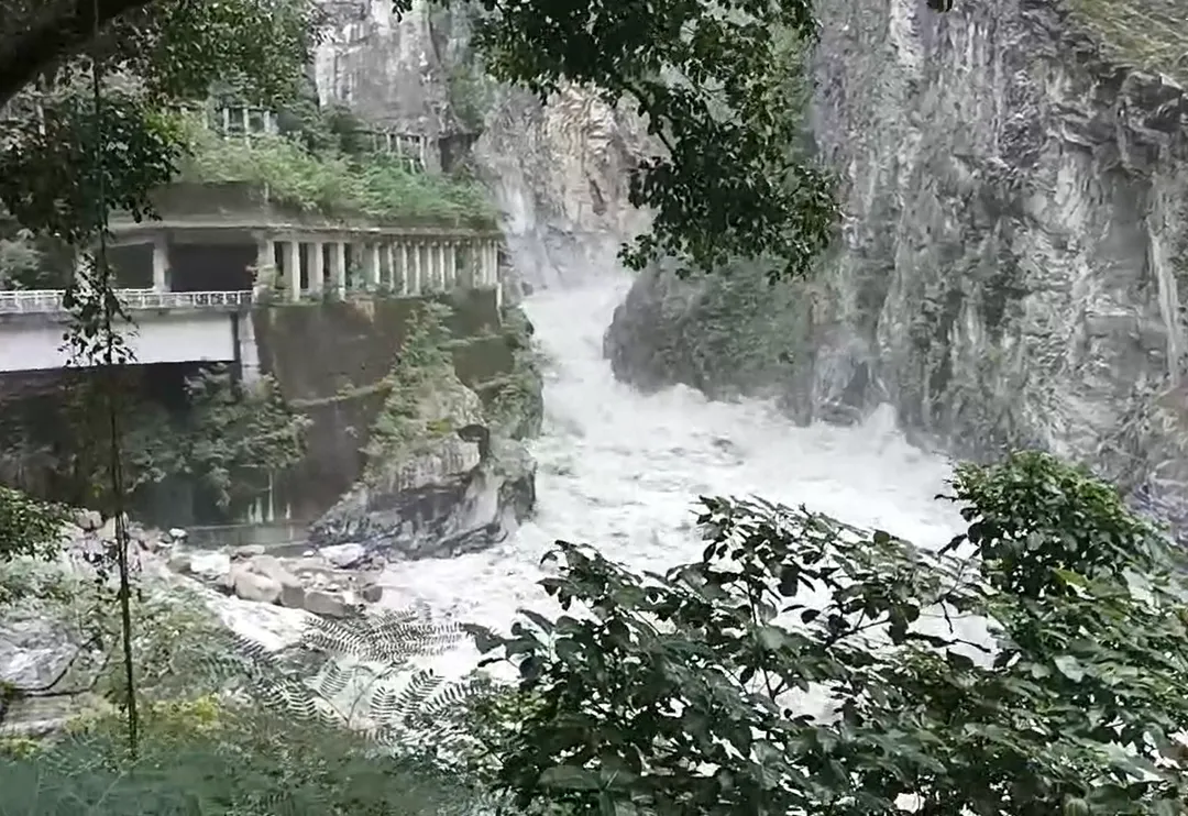 燕子口堰塞湖29日白天潰決，湖水沿立霧溪奔流。（圖／中天新聞）