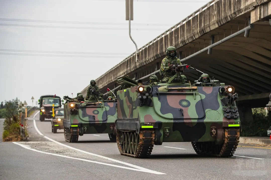 第542旅第3聯兵營向南挺進，最前方為CM22迫砲車，後方跟著輕型戰術輪車、中型戰術輪車。 (圖/軍聞社)