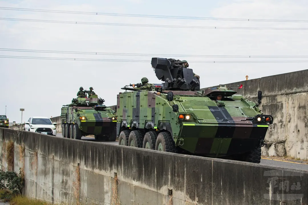 第542旅第3聯兵營向南推進的CM32運兵車(前)、CM34戰鬥車。(圖/軍聞社)