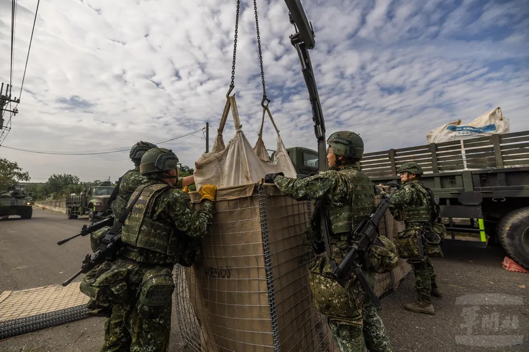 第234旅工兵連布放HESCO機動阻絕器材，阻擋第542旅的攻擊。(圖/軍聞社)
