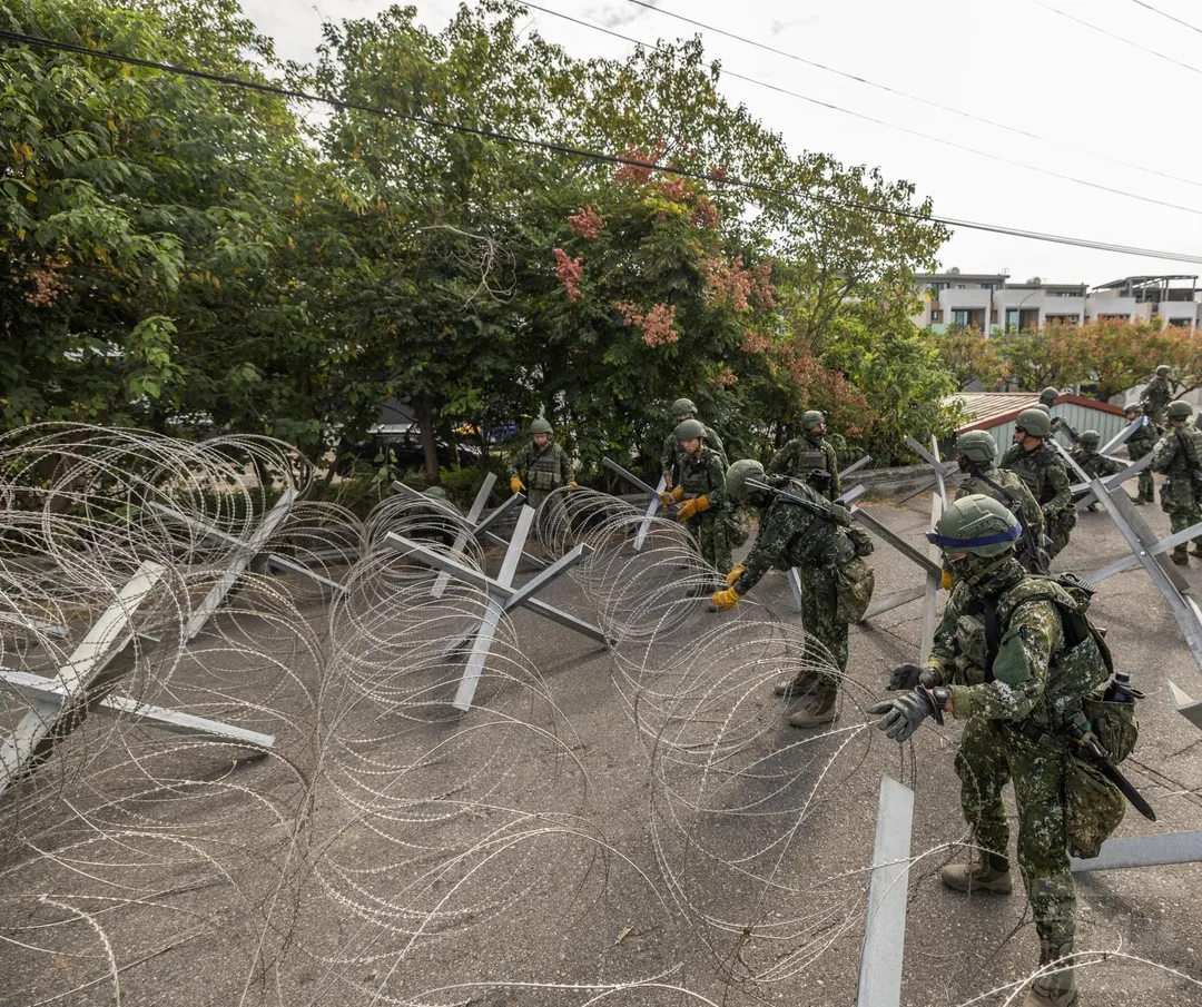 第234旅工兵連架設蛇腹鐵絲網。(圖/軍聞社)