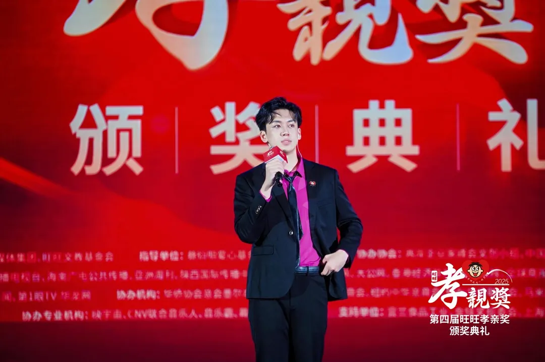 「寶弟」葛兆恩29日在第4屆旺旺孝親獎頒獎典禮演唱,數度哽咽落淚。(圖/旺旺集團提供)