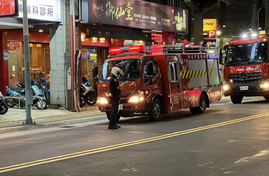 警消人員獲報趕赴現場管制。（圖／翻攝畫面）