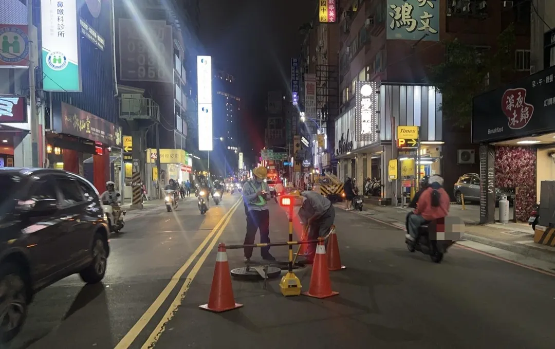 新莊新泰路一處人孔蓋突然爆炸台電人員到場檢修。（圖／翻攝畫面）