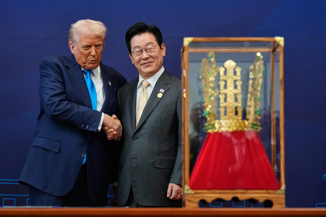 美國總統川普(左)29日在南韓會晤南韓總統李在明(右)。(圖/美聯社)