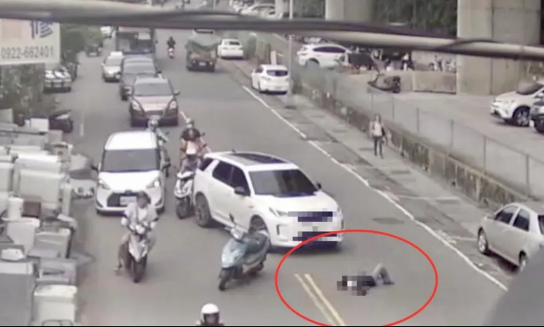騎士還躺在馬路上擋住車輛去路。（圖／翻攝畫面）