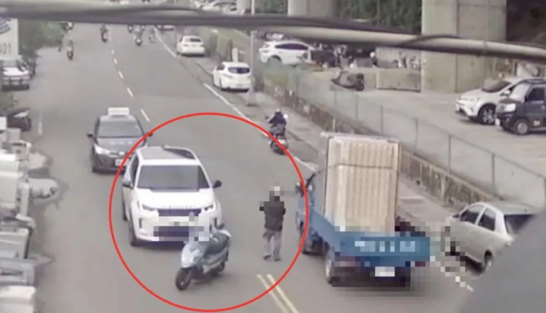 機車騎士剪車嗆聲遭舉發最重可罰3萬6千元。（圖／翻攝畫面）