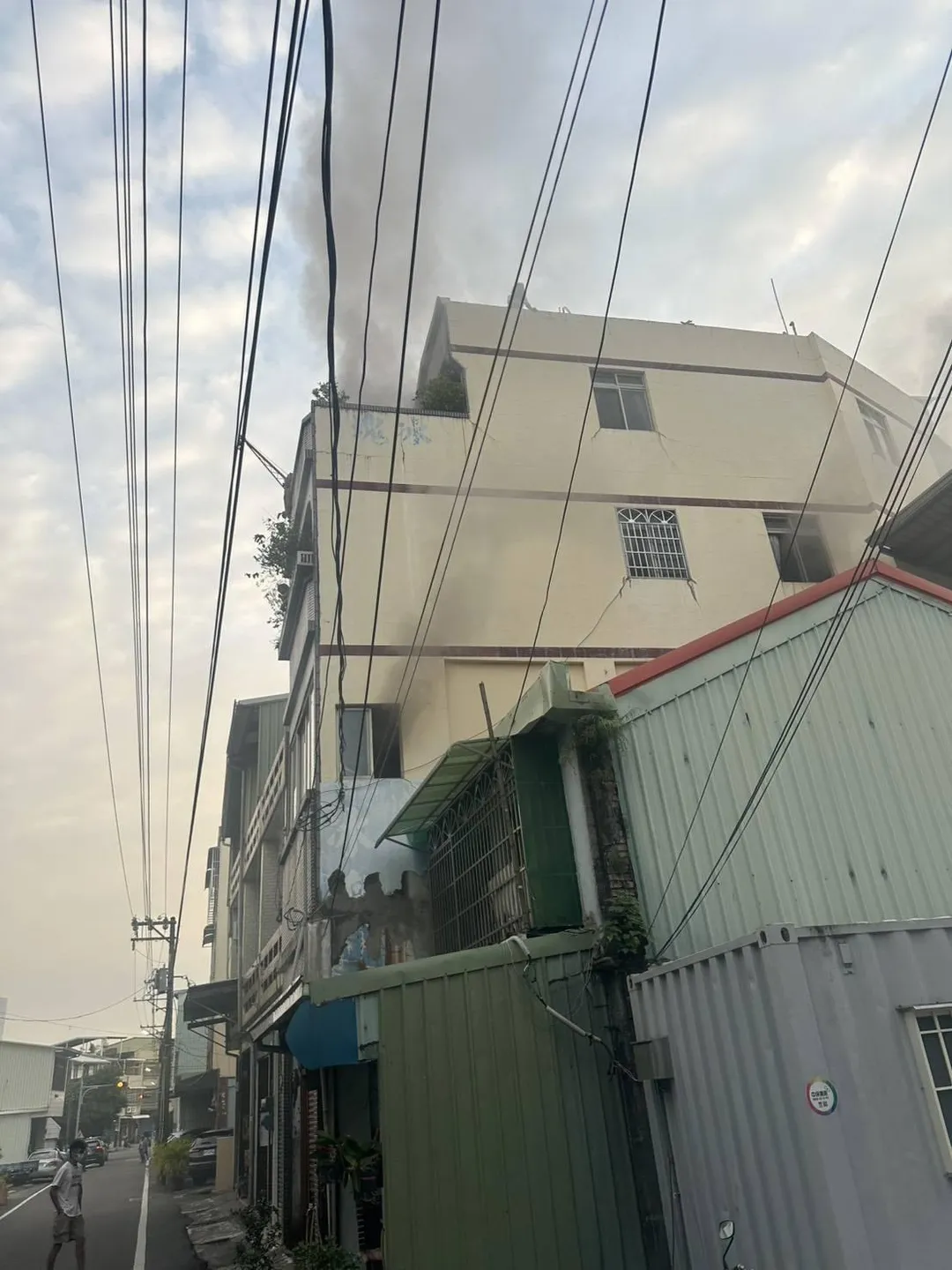 屏東市金城街一棟公寓，今（30）日清晨6時6分許，發生火警，當時還有2人受困屋內。（圖／屏東縣消防局提供）