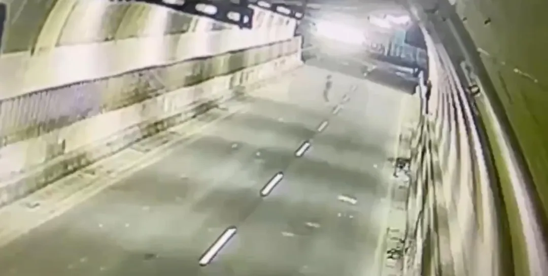 監視器拍下民眾違停在隧道內拍照，讓網友以為看到鬼影。（圖／警方提供）