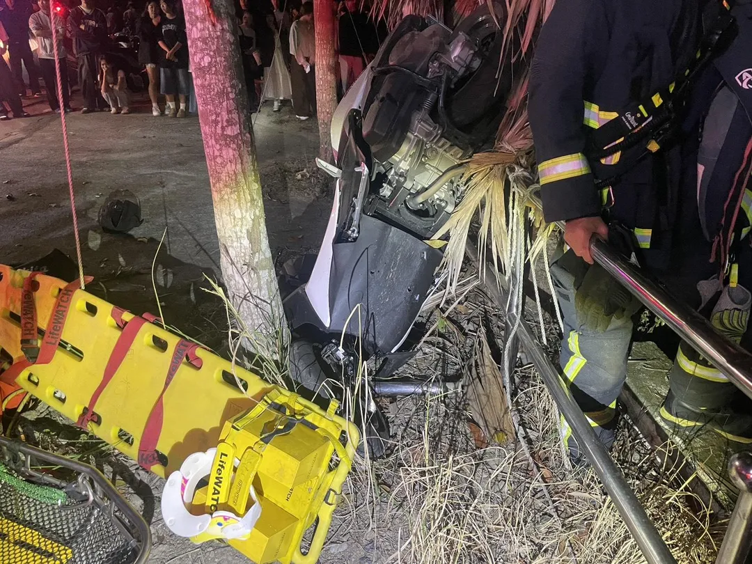 台中霧峰某科技19歲蕭姓女大生,騎機車突摔進6米深邊坡,消防救援送醫。(圖/警方提供)