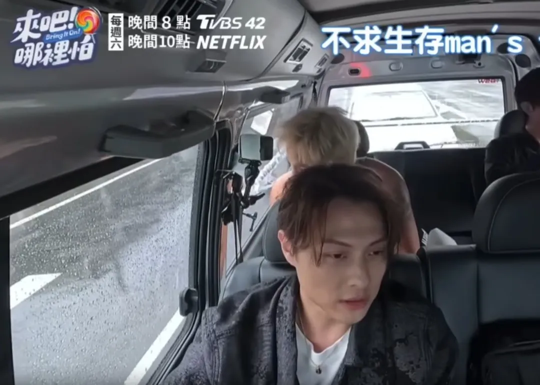 王子先前受訪談及戀愛模式的片段,內容提及他習慣以「多人出遊」方式避開外界注意。(圖/翻攝Threads)