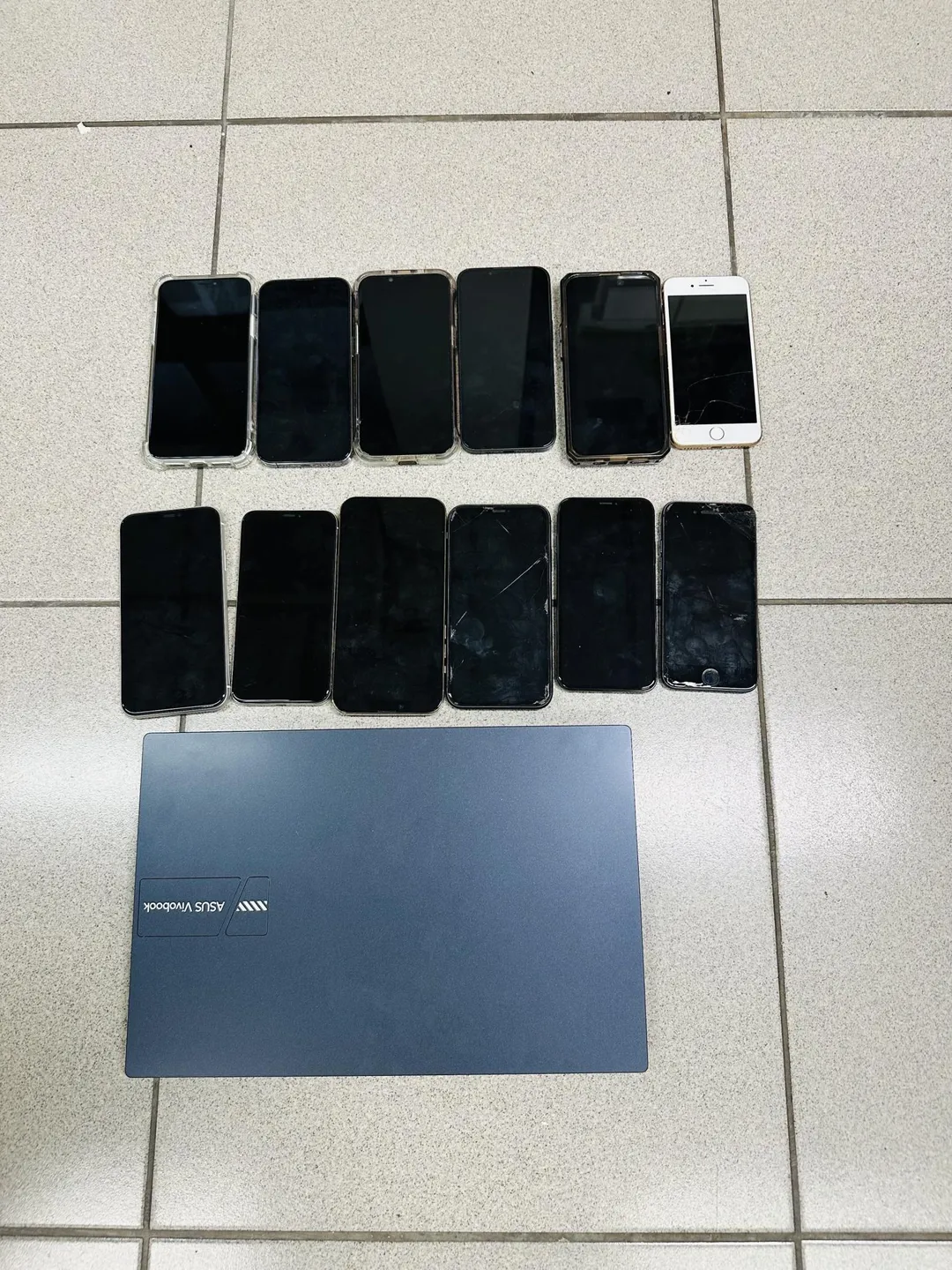包括張姓主嫌、侯姓幹部與旗下取簿手及車手等12名成員被警方緝捕到案。（圖／警方提供）