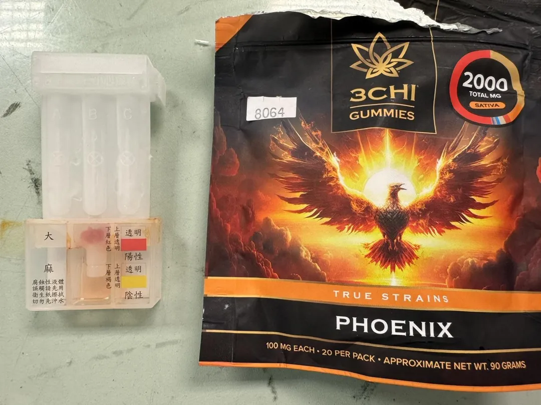 海關人員發現曾姓男子隨身行李中有可疑軟糖製品,經毒品試劑檢測確認含有大麻成分,當場移送法辦。(圖/海巡署偵防分署提供)
