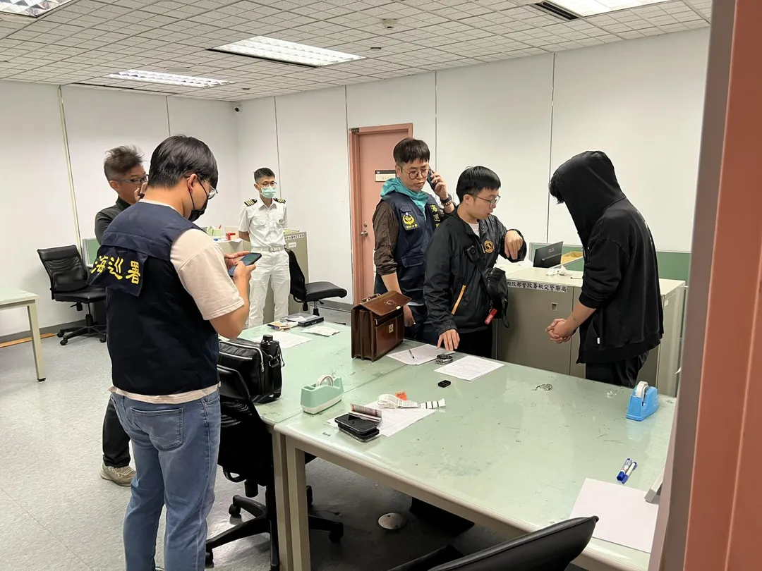 海關人員發現曾姓男子隨身行李中有可疑軟糖製品,經毒品試劑檢測確認含有大麻成分,當場移送法辦。(圖/海巡署偵防分署提供)
