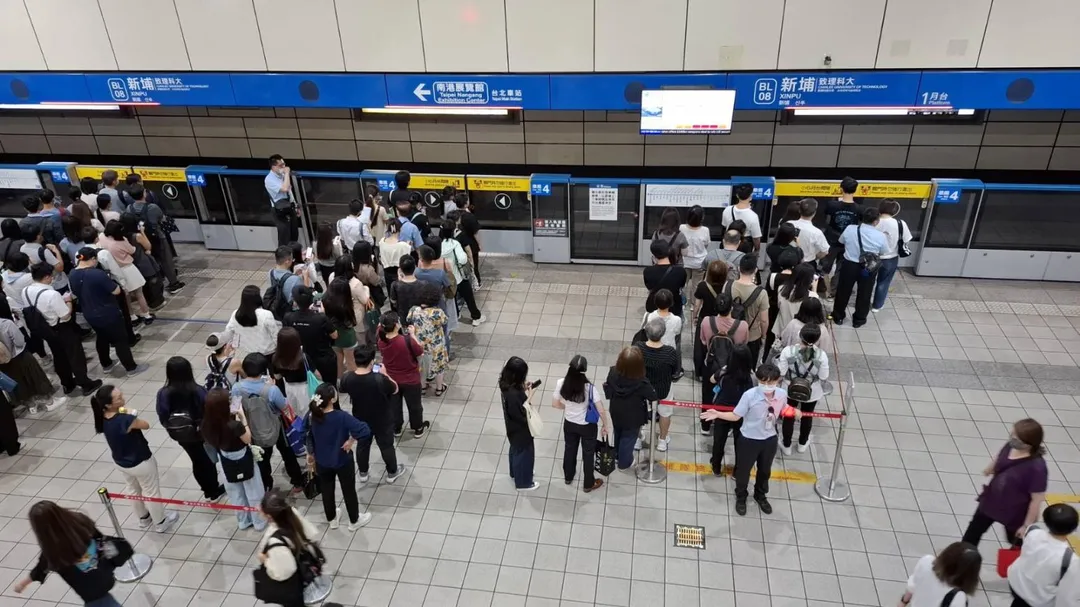 11月起捷運板南線平日早尖峰最密班距時段再提前。（圖／台北捷運公司提供）