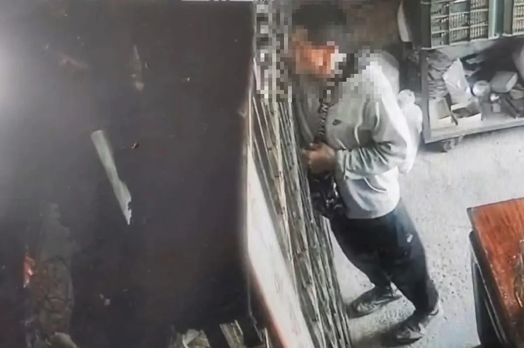南投中寮萬善堂遭葉姓犯嫌覬覦，偷走金牌、香油錢。（圖／警方提供）