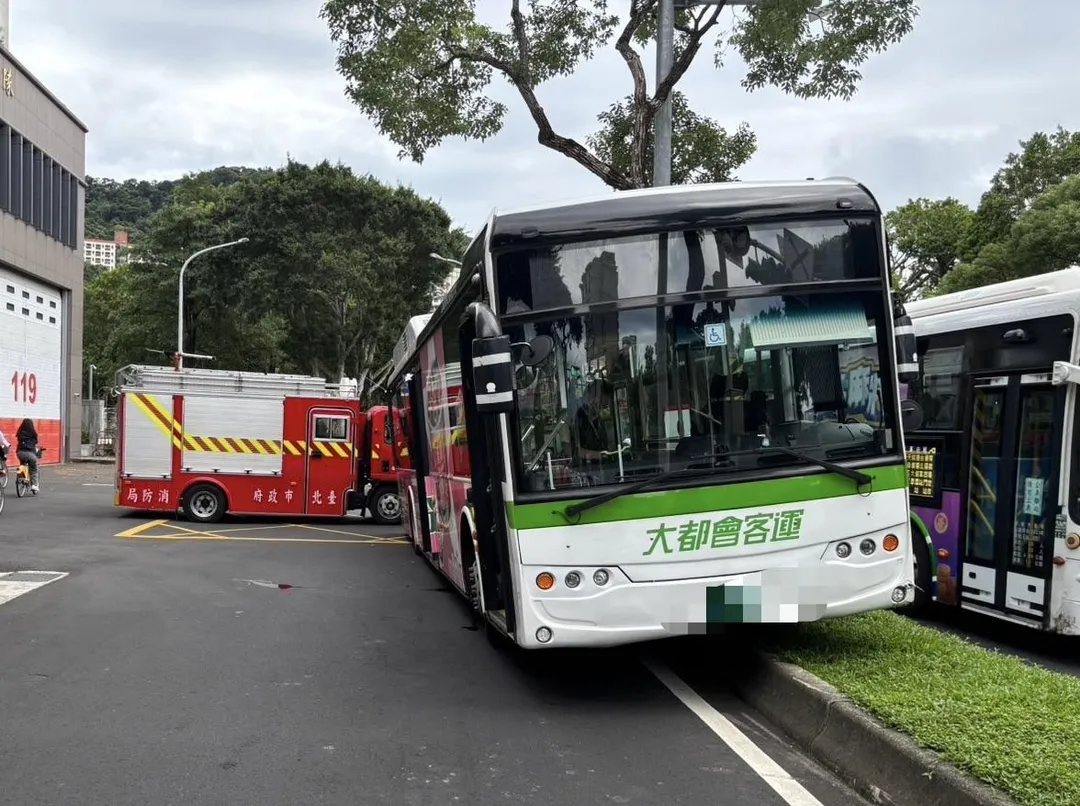 北市士林區中山北路一輛公車衝上分隔島。（圖／翻攝畫面）