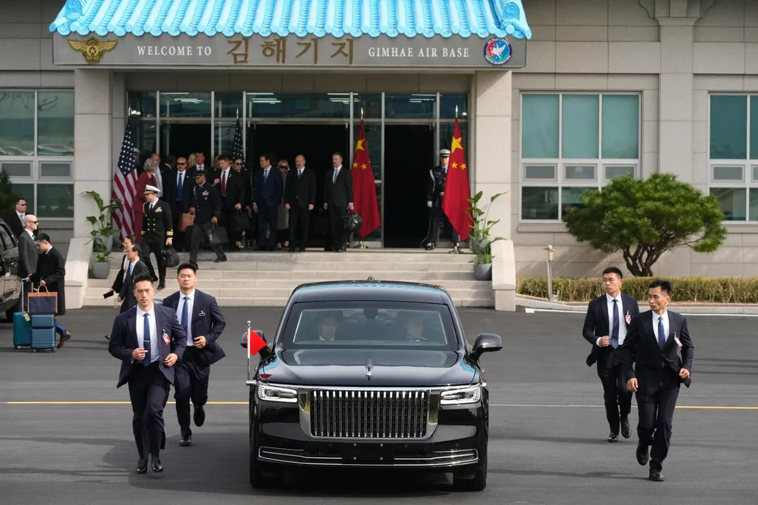 美國總統川普送大陸國家主席習近平上車。（圖／美聯社）