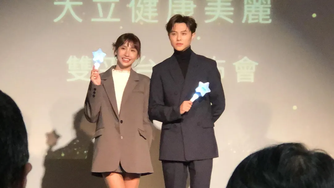 邱勝翊（右）被控介入粿粿與范姜彥豐的婚姻。（圖／記者郭竹倩 攝）