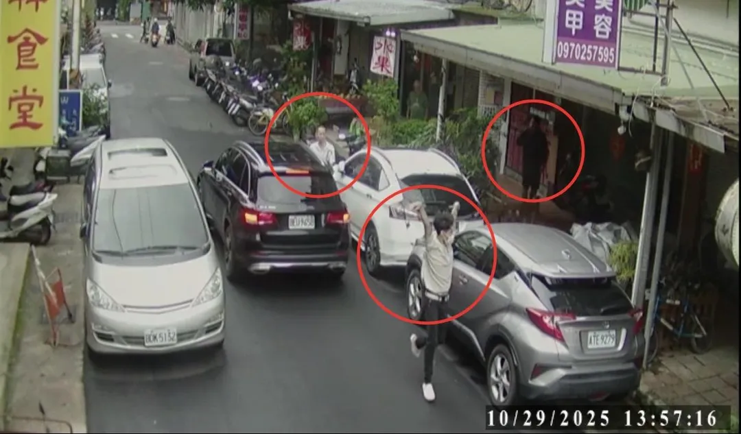 3名男子在新店街頭大打出手。（圖／翻攝畫面）