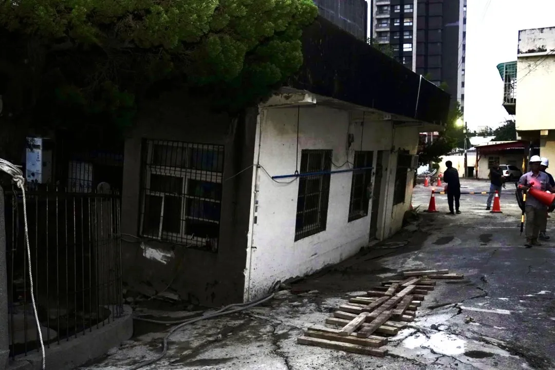 新竹市東大路一處民間工地施工期間造成基地旁道路出現地層下陷。（圖／新竹市政府）