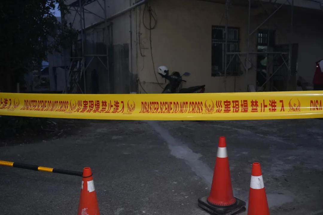 現場拉起封鎖線禁止再進入。（圖／新竹市政府）