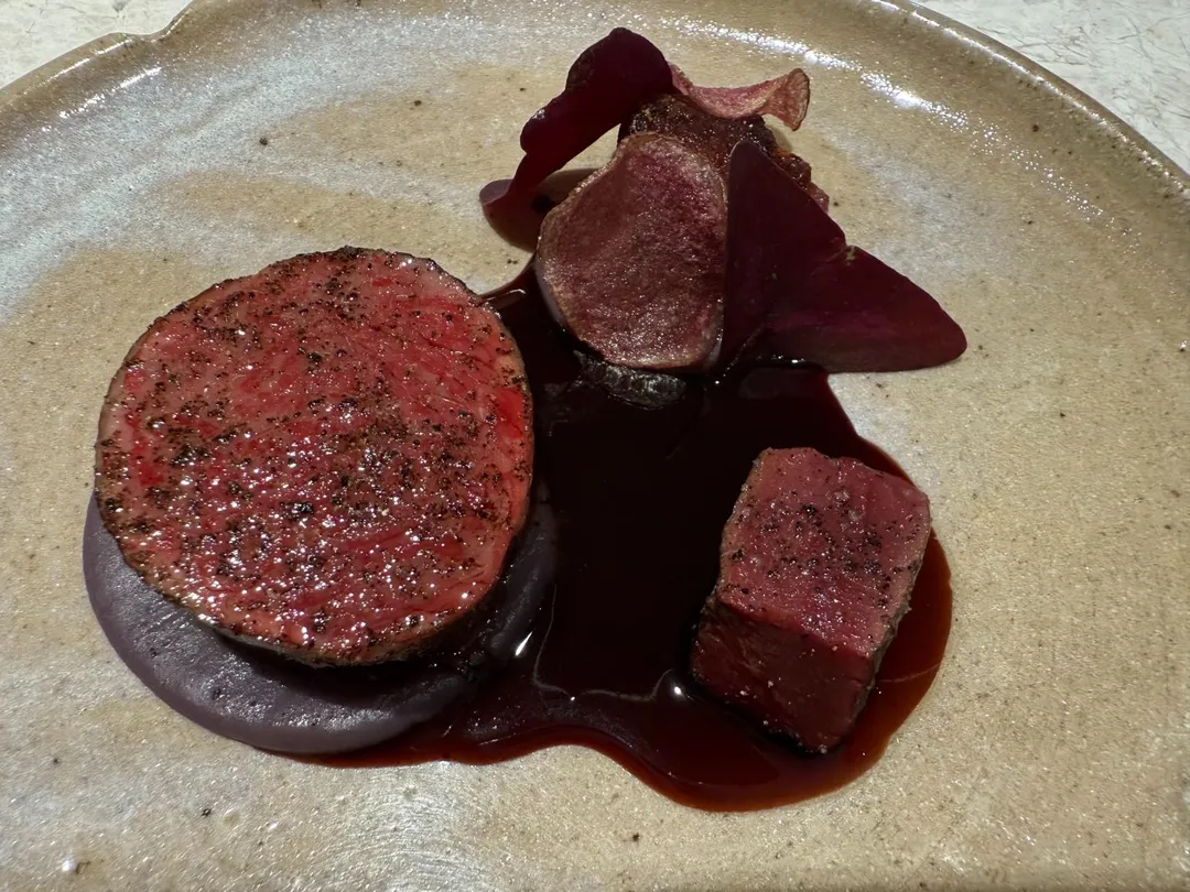 按祕魯小吃烤牛心的料理方式，在鴕鳥心淋上傳統「anticucho」醬汁。（圖／黃宏輝提供）