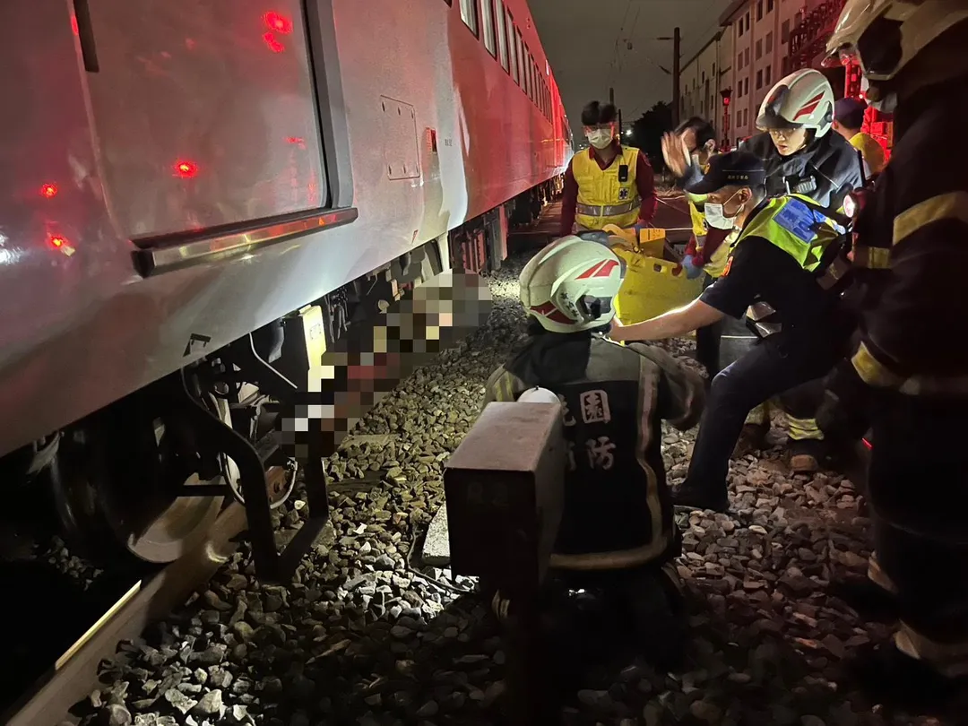 30日深夜10時17分，桃園市建國東路平交道，發生一起民眾遭自強號列車撞擊事故。（圖／台鐵提供）