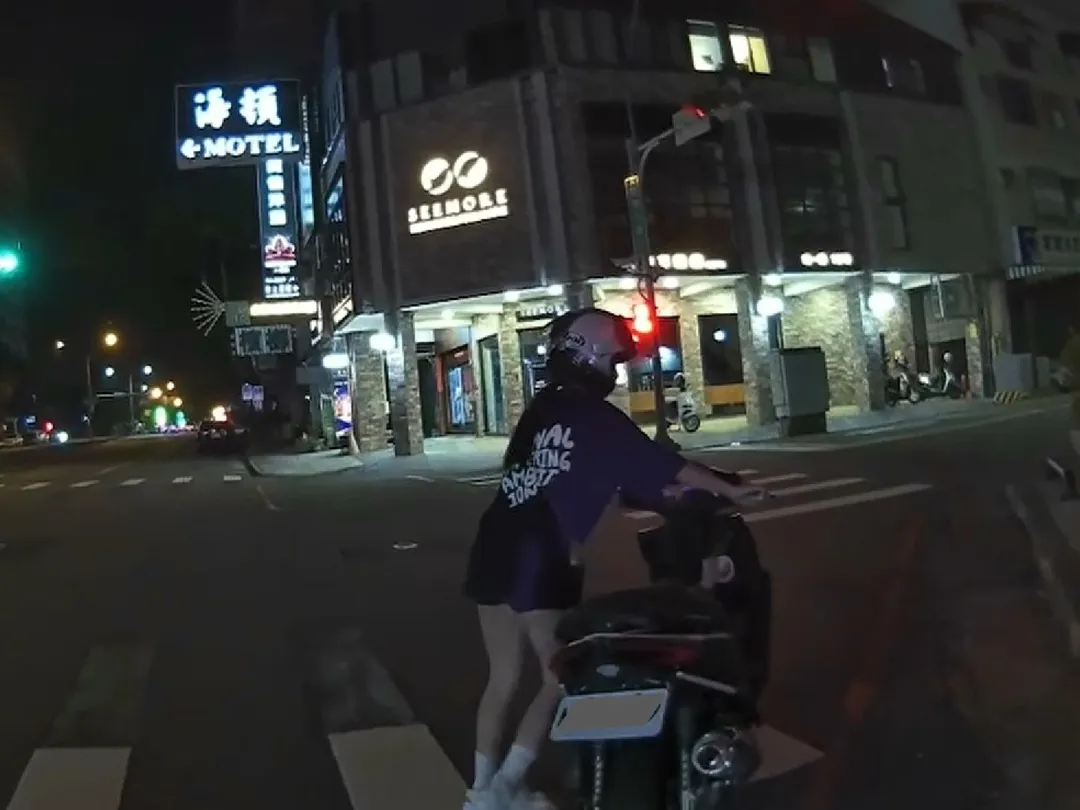 台中一名20歲熱褲辣妹騎改裝機車被員警攔查，當場被扣車。（圖／警方提供）
