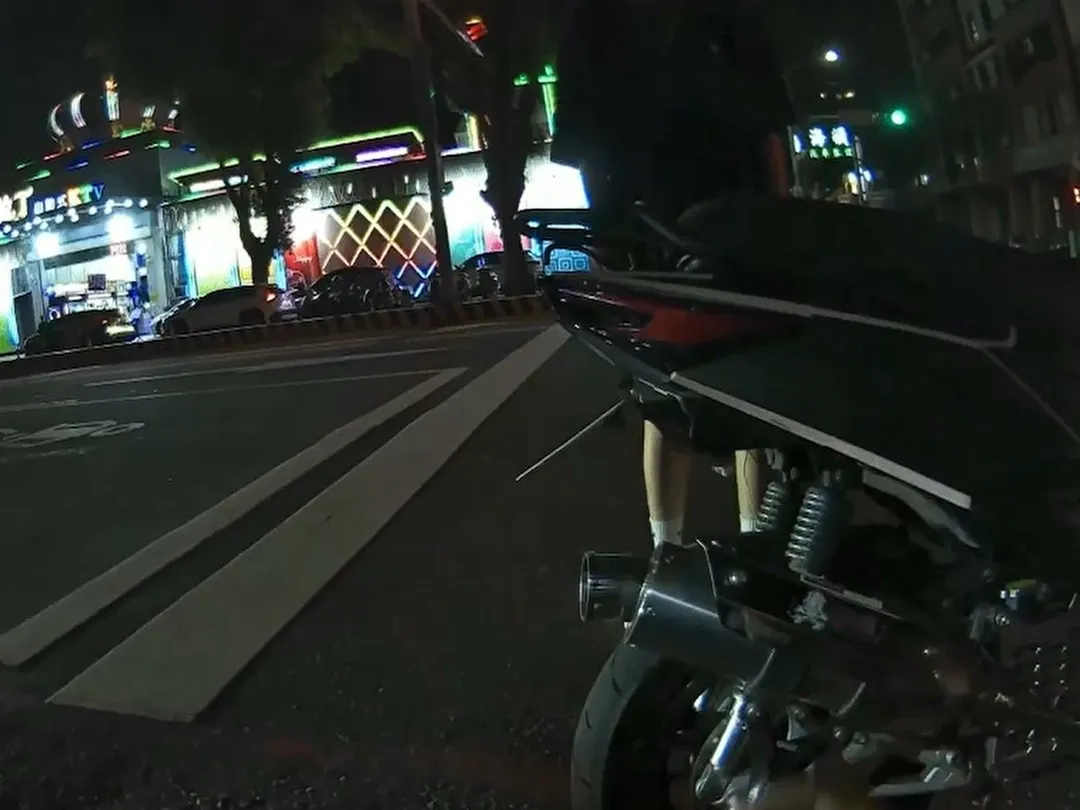 台中柯姓女騎士，騎改裝機車，排氣管異常大聲引起警方注意。（圖／警方提供）