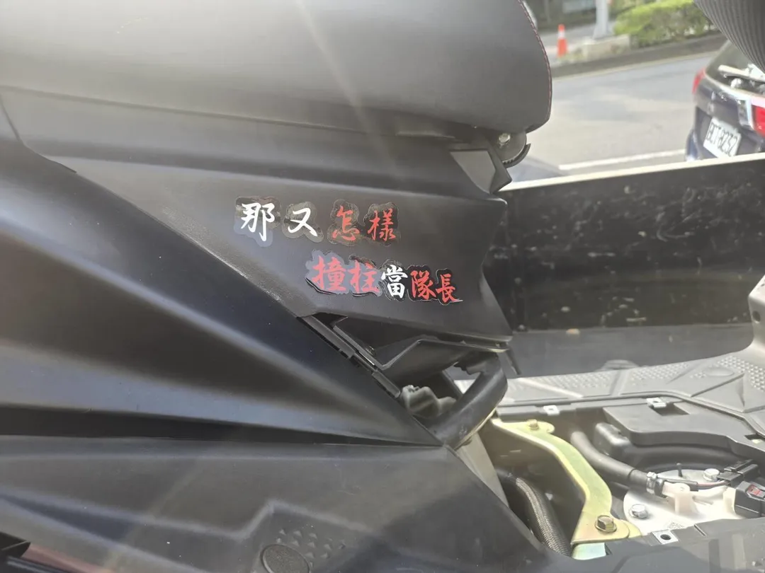 柯姓女子騎改裝車，還貼上無視法規的標語，讓警方直搖頭。（圖／警方提供）