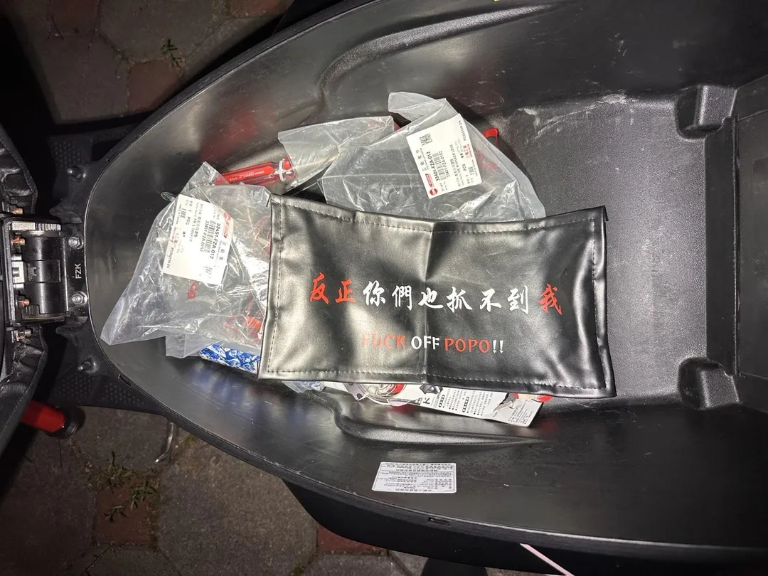 柯姓女子騎改裝車，還貼上無視法規的標語和用字囂張的車牌套，讓警方直搖頭。（圖／警方提供）