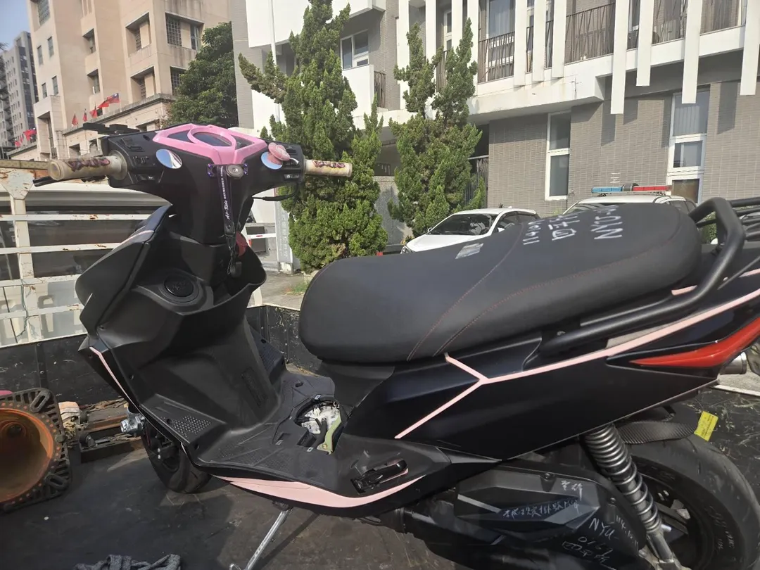 柯女的機車幾乎整台都改裝，被警方開罰和扣車。（圖／警方提供）