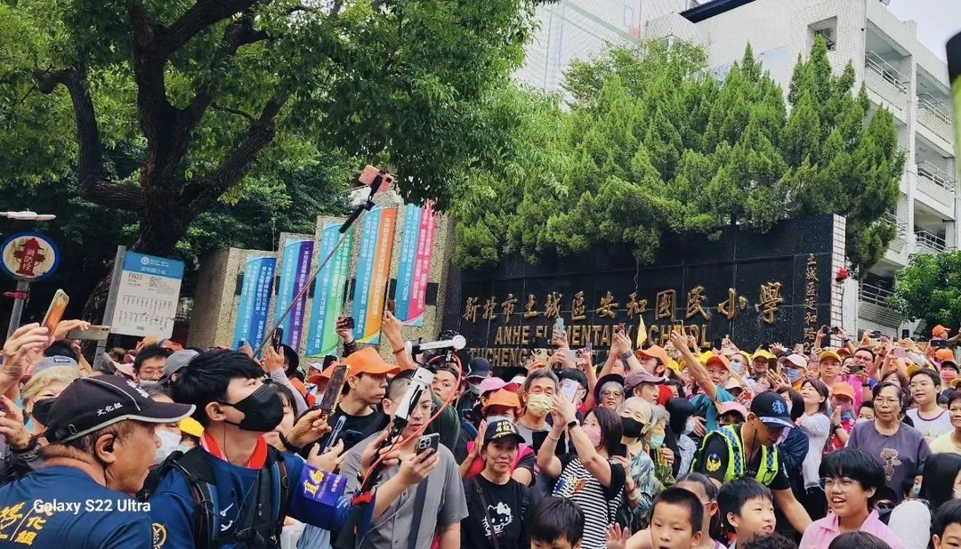 「粉紅超跑」來到土城區安和國小。（圖／翻攝自白沙屯媽祖臉書）