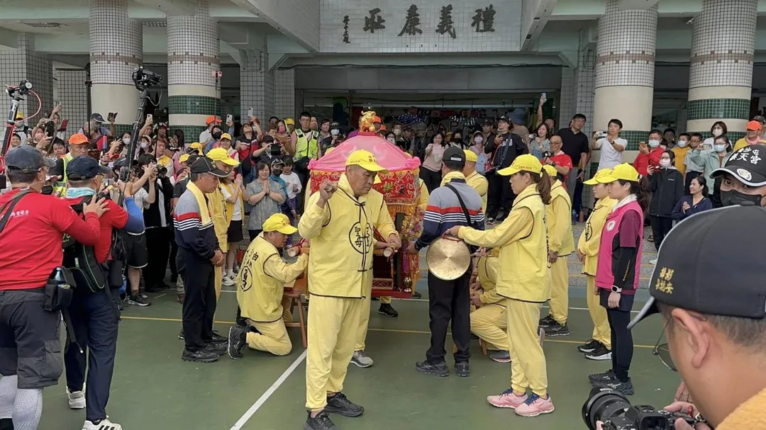安和國小全校師生與家長又驚又喜。（圖／翻攝自白沙屯媽祖臉書）