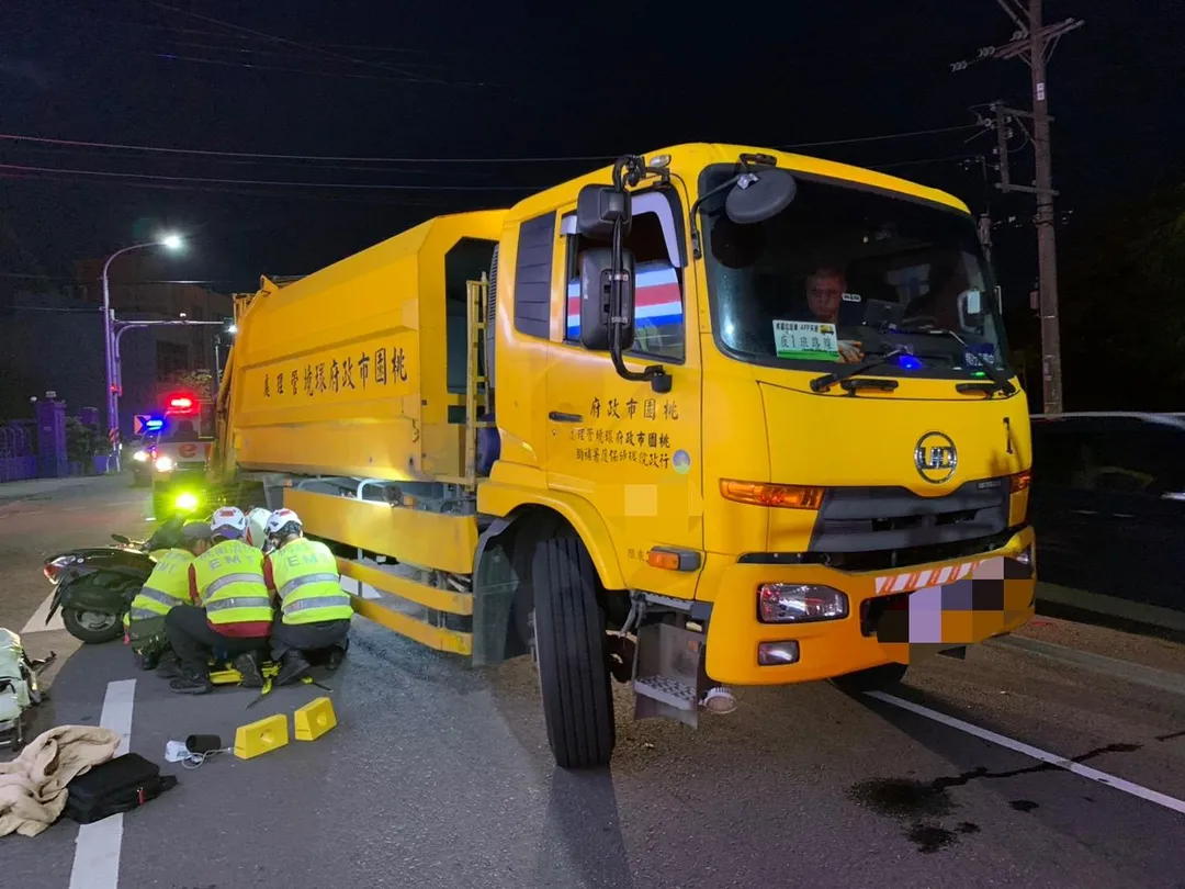 桃園新屋一輛環保局清潔車在右轉時與同向機車發生碰撞，導致57歲羅姓女騎士卡在車底。（圖／桃園市消防局提供）