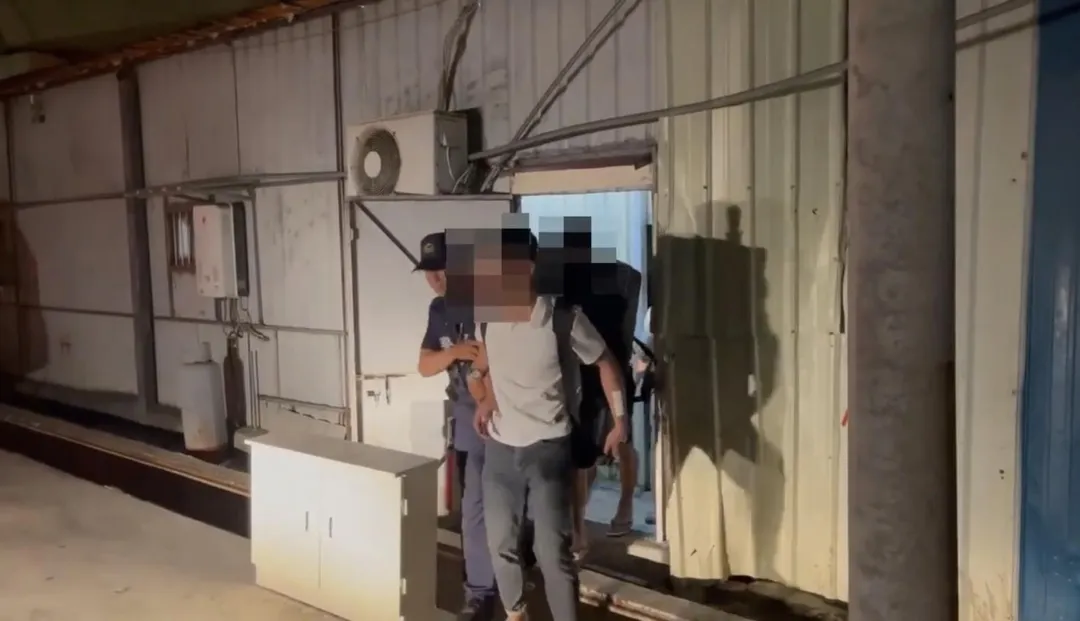 高雄大社工業區附近一家歇業小吃部改開越式KTV,還辦毒趴,警方逮捕38人。(圖/警方提供)