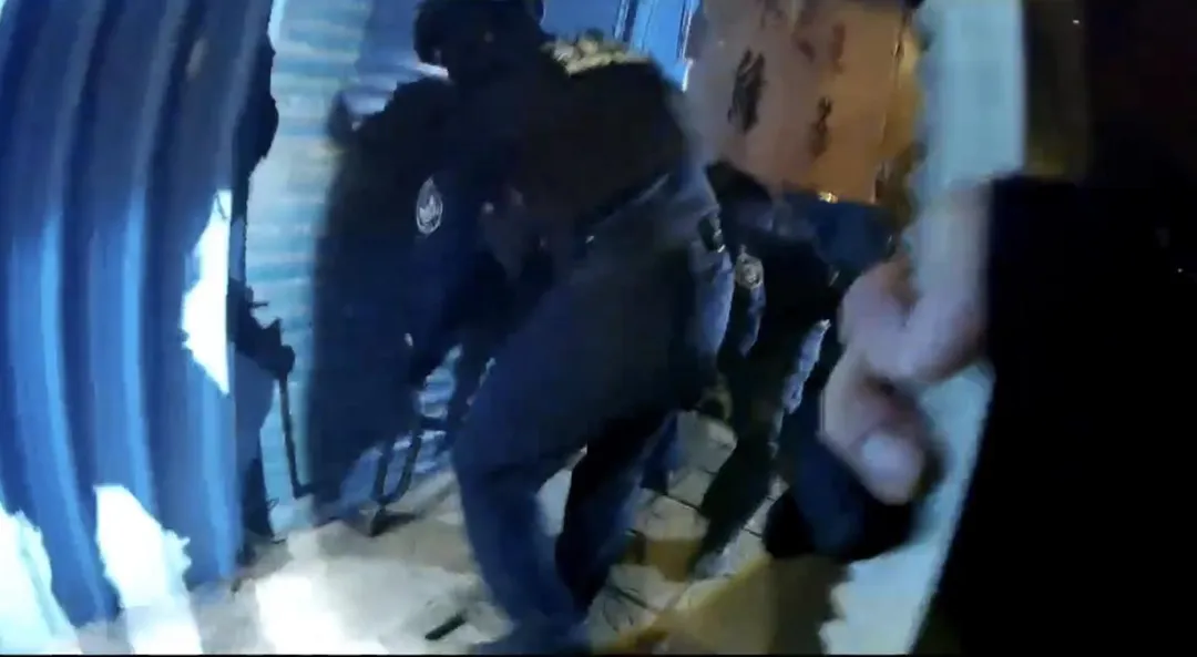 警方攻堅破門。(圖/警方提供)
