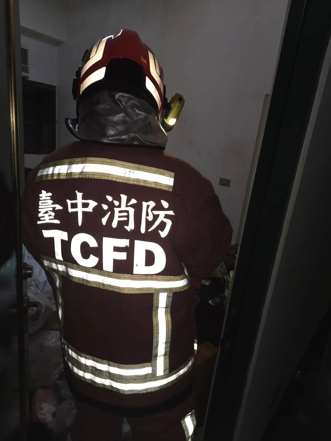 消防人員強調，垃圾堆積不僅容易引發火災，還可能造成衛生問題，住戶應定期清理居住空間，以確保安全與健康。（圖/翻攝臉書福和里里長-林寅利【阿利里長】）
